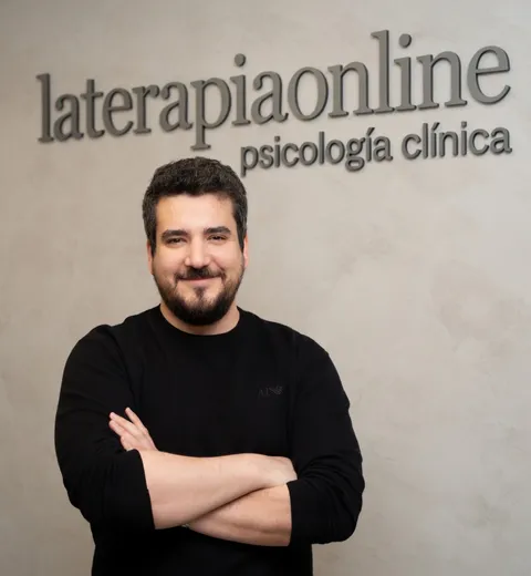 Carlos Checa en la consulta de Laterapiaonline